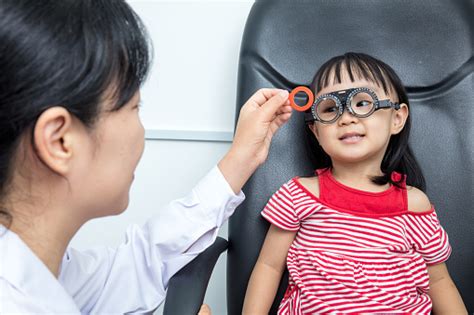 아시아 작은 중국 여자 하 고 눈 검사 안과 건강 진단에 대한 스톡 사진 및 기타 이미지 건강 진단 건강관리와 의술 검안