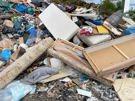 Pila De Basura En Un Centro De Reciclaje En La Ciudad Foto De Archivo