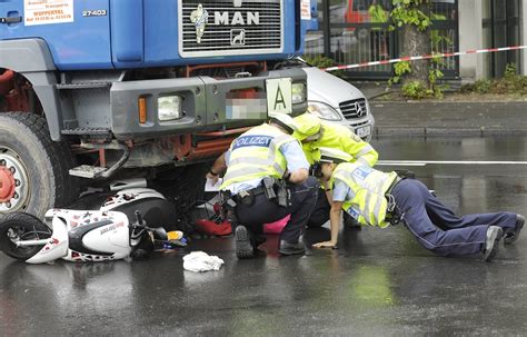 Tödlicher Unfall Rollerfahrerin gerät unter Lkw