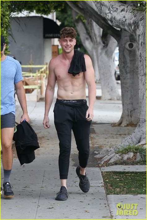 Too Hot To Handle S Harry Jowsey Is All Smiles Shirtless After Announcing Francesca Farago Split
