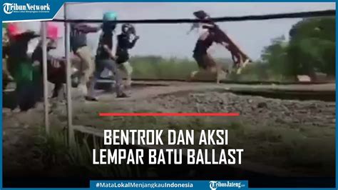 Viral Video Bentrok Dan Aksi Lempar Batu Ballast Di Pelintasan Kereta