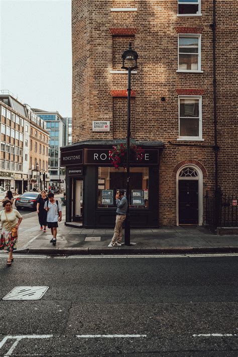 Travel Directions and Transit Options for Chiltern Street 10