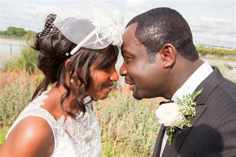 Pareja De Novios Retrato Emocional Amorosa Novia Y Novio Afroamericano