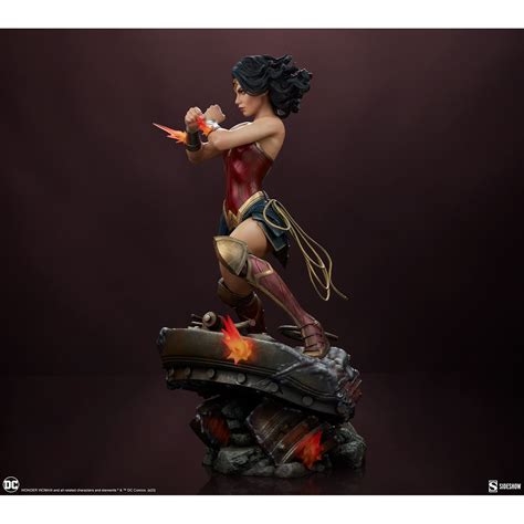 Dc Wonder Woman Saving The Day Premium Format Figure Sideshow