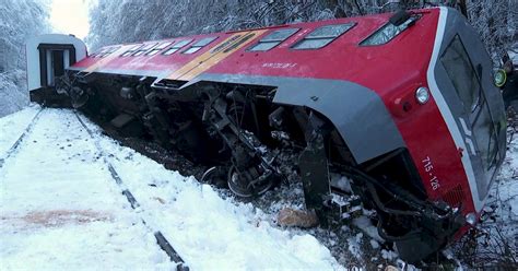 Alberi Sui Binari Dopo La Nevicata Deraglia Un Treno In Slovenia