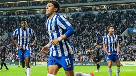 VÍDEO Jogador brasileiro toma atitude inusitada em jogo do campeonato