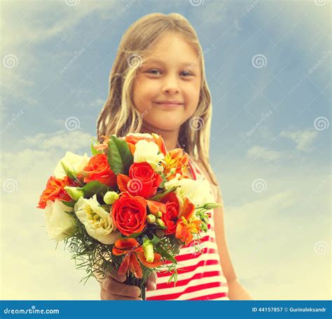 La Fille Donne Un Bouquet Des Fleurs Image Stock Image Du Cadeau