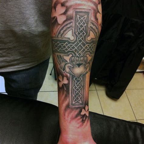 Claddagh Tattoo Men Google Zoeken Celtic Cross Tattoo For Men Celtic