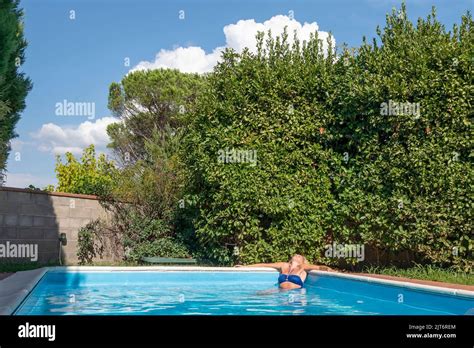 Belle femme blonde en bikini Banque de photographies et dimages à haute résolution Alamy