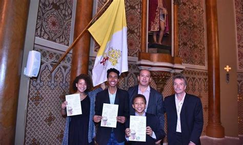 Casal gay que recebeu carta do Papa por batizar filhos ouviu não de quatro igrejas Jornal O