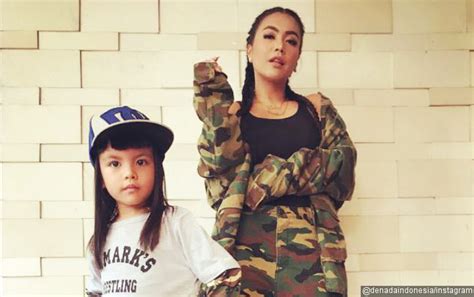 jarang menangis denada ceritakan ketegaran putrinya hadapi leukimia