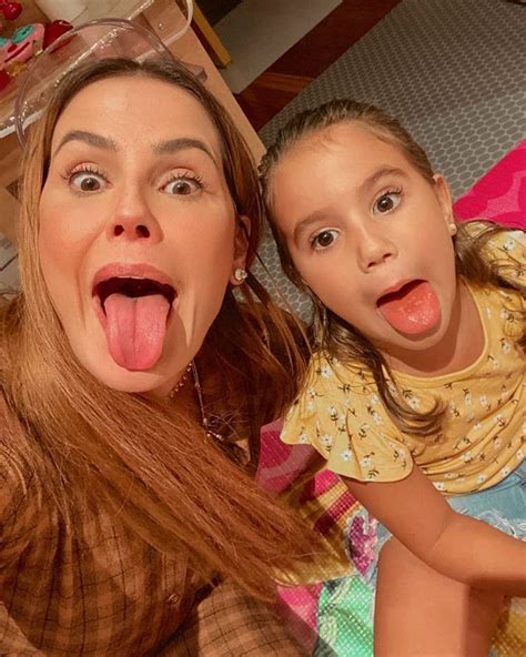 Arrasando Nas Caras E Bocas Deborah Secco Mostra Mood De Domingo Ao