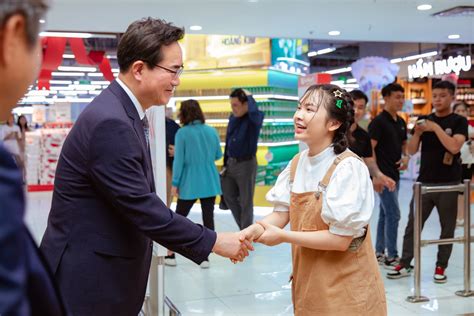 Hot tiktoker gen Z N Zahan trò chuyện cùng tổng thống Hàn Quốc