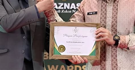 Menparekraf Sandiaga Uno Raih Penghargaan Muzaki Teladan Baznas Awards 2024