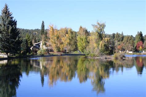 Fall Colors of Bend, Oregon Stock Image - Image of river, trail: 27500011