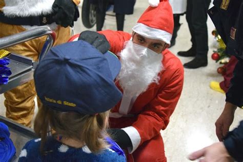 I Doni Di Natale Della Polizia Di Stato Per I Piccoli Pazienti Dell Aou