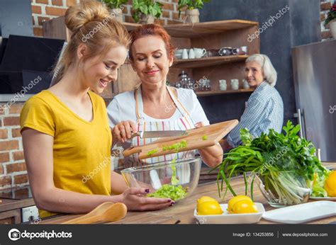 Cocina Familiar Juntos En La Cocina Fotograf A De Stock Dmitrypoch