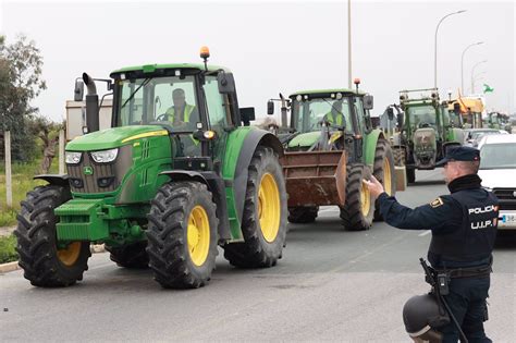 Los Agricultores Adelantan Sus Movilizaciones Y Bloquear N El Puerto De