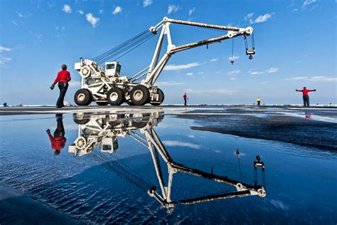 Us Sailors Assigned To The Crash And Salvage Team Transport A Mobile