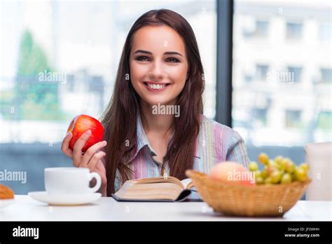 Jeune Fille Ayant Le Petit D Jeuner Le Matin Photo Stock Alamy