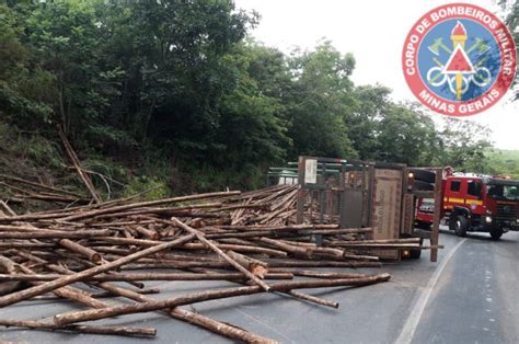 Carreta Carregada Madeira De Eucalipto Tomba Na Br Zona Rural