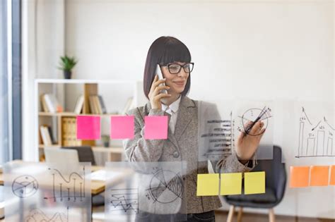 Mujer Con Ropa Formal Y Gafas Resolviendo Problemas De Negocios