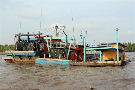 Kejari Dumai Tenggelamkan Kapal Pencuri Ikan Antara Foto