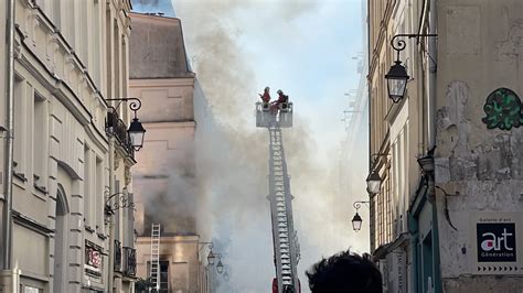 Paris Un Blessé En Urgence Absolue Après Lincendie Dun Immeuble Le Bhv Fermé Et évacué