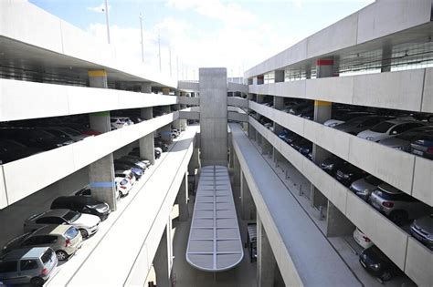 Pourquoi les parkings relais de la ligne de métro B sont toujours loin