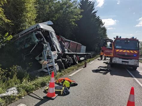 Très Violent Face à Face Entre Deux Poids Lourds Sur La Rn7 à La