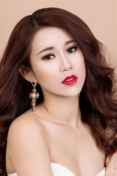 Những bờ môi cong hờ hững của hot girl Việt