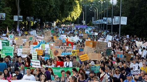 Miles De Personas Se Manifiestan En Espa A Por El Clima Tranquilo