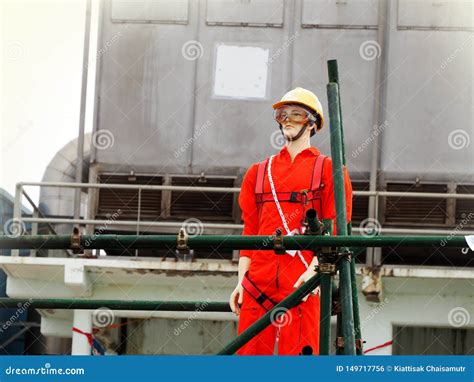 Trabalhadores Da Constru O Que Trabalham No Andaime Foto De Stock