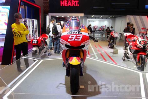 Foto Motor Balap Rc V S Tunggangan Marc Marquez Mejeng Di Imos