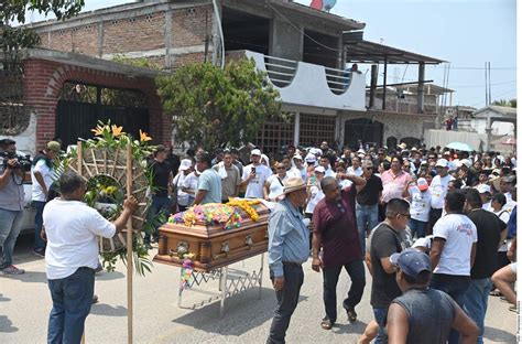 Entre Gritos De Justicia Sepultan En Su Pueblo Al Candidato A Alcalde