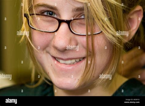 Ado blonde yeux bleu lunettes Banque de photographies et dimages à