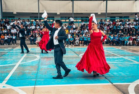 Trujillo escolares disfrutaron de show de danzas peruanas en el Día