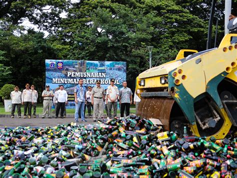 Pj Gubernur DKI Musnahkan Belasan Ribu Botol Miras Ilegal Ipol Id