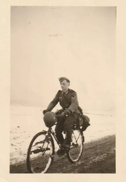 PHOTO SOLDAT ALLEMAND WWII avec casque et fusil sur son vélo 3904 EUR