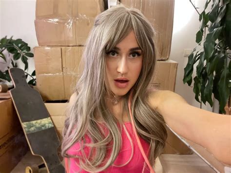 Porn Model Sexy Girl Show Next To Boxes And Longboards Nude Pics XHamster