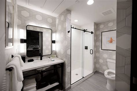 Modern Geometric Bathroom - modlar.com