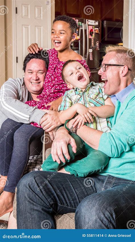 Genitori Gay Che Solleticano I Loro Bambini Fotografia Stock Immagine Di Caucasico Africano
