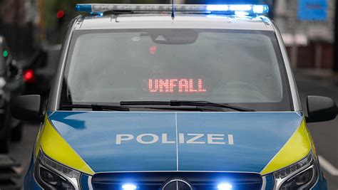 Ismaning Auto prallt frontal gegen Lkw 54 Jähriger stirbt an