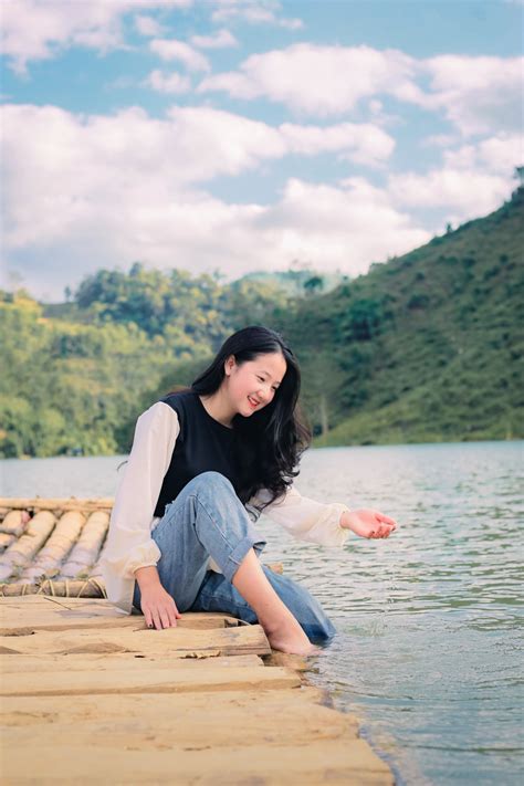 무료 이미지 여자 구름 하늘 People In Nature 자연 플래시 사진 행복 목재 여가 나무 경치 여름 수평선 우정 긴 머리 고요한