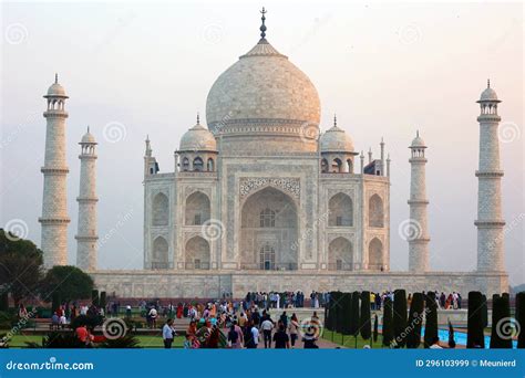 View of the Taj Mahal at Sunrise Editorial Stock Image - Image of ...