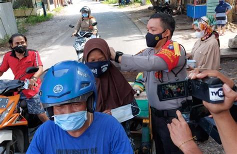 Edukasi Prokes Polisi Hingga Selebgram Bagi Masker Kalteng Co