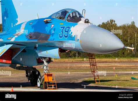 Sukhoi Su 27 Hi Res Stock Photography And Images Alamy