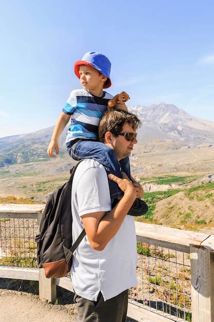 Père Et Fils Qui Regarde En Arrière Près De Mt St Helens Photo Premium