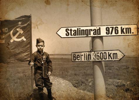 Мальчик в форме красноармейца на 9 мая - Фотография - PerfectStock