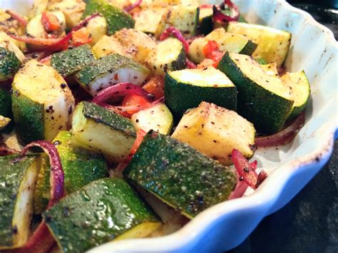 Kruidige Courgette Met Paprika En Rode Ui